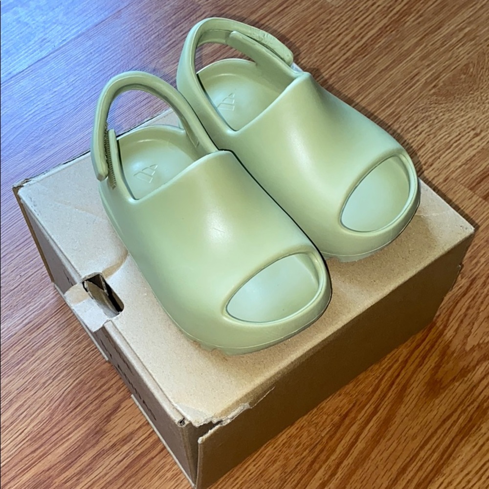 Authentic Yeezy Slides toddler ‘Resin’